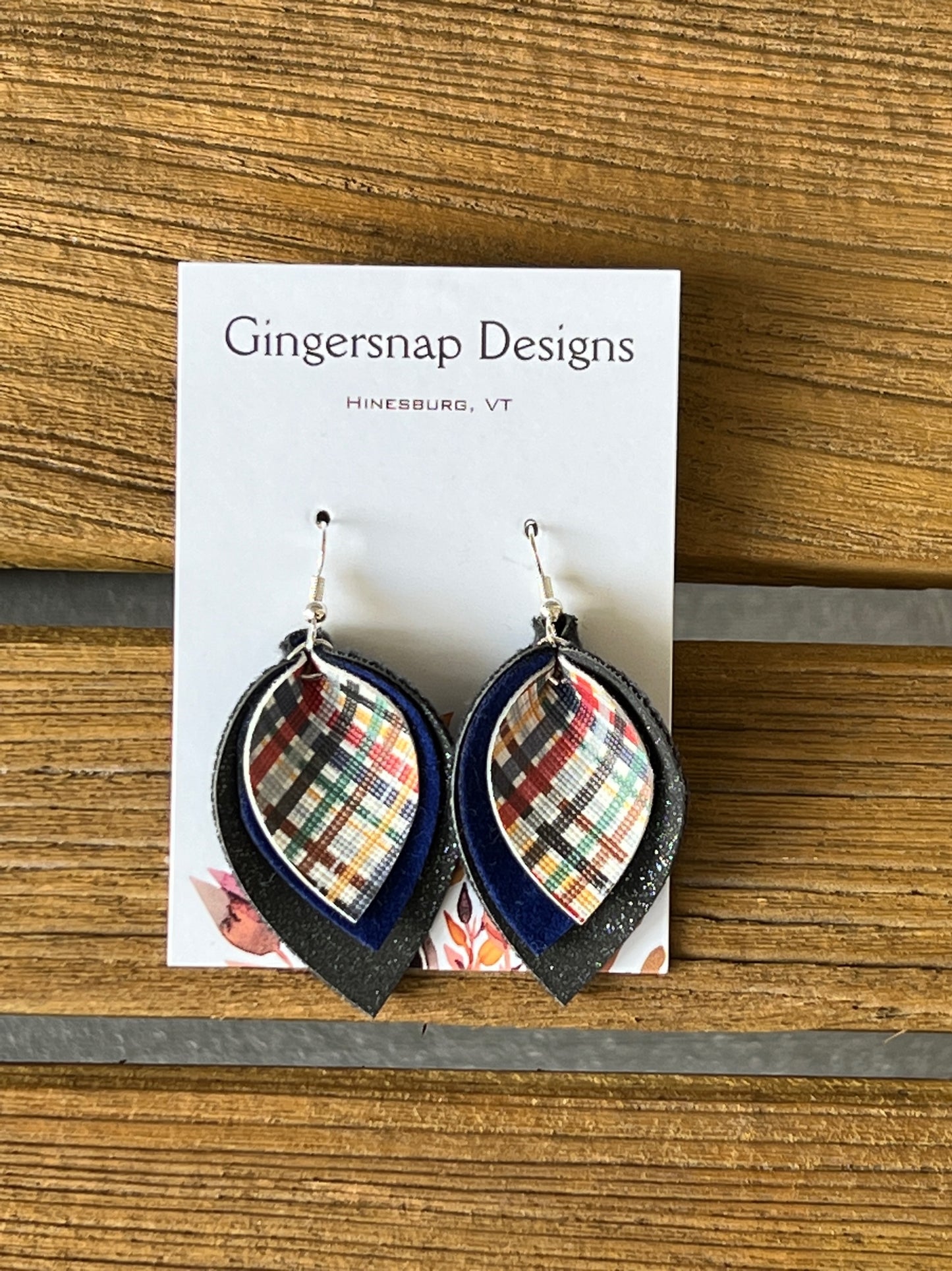 Medium curved navy plaid