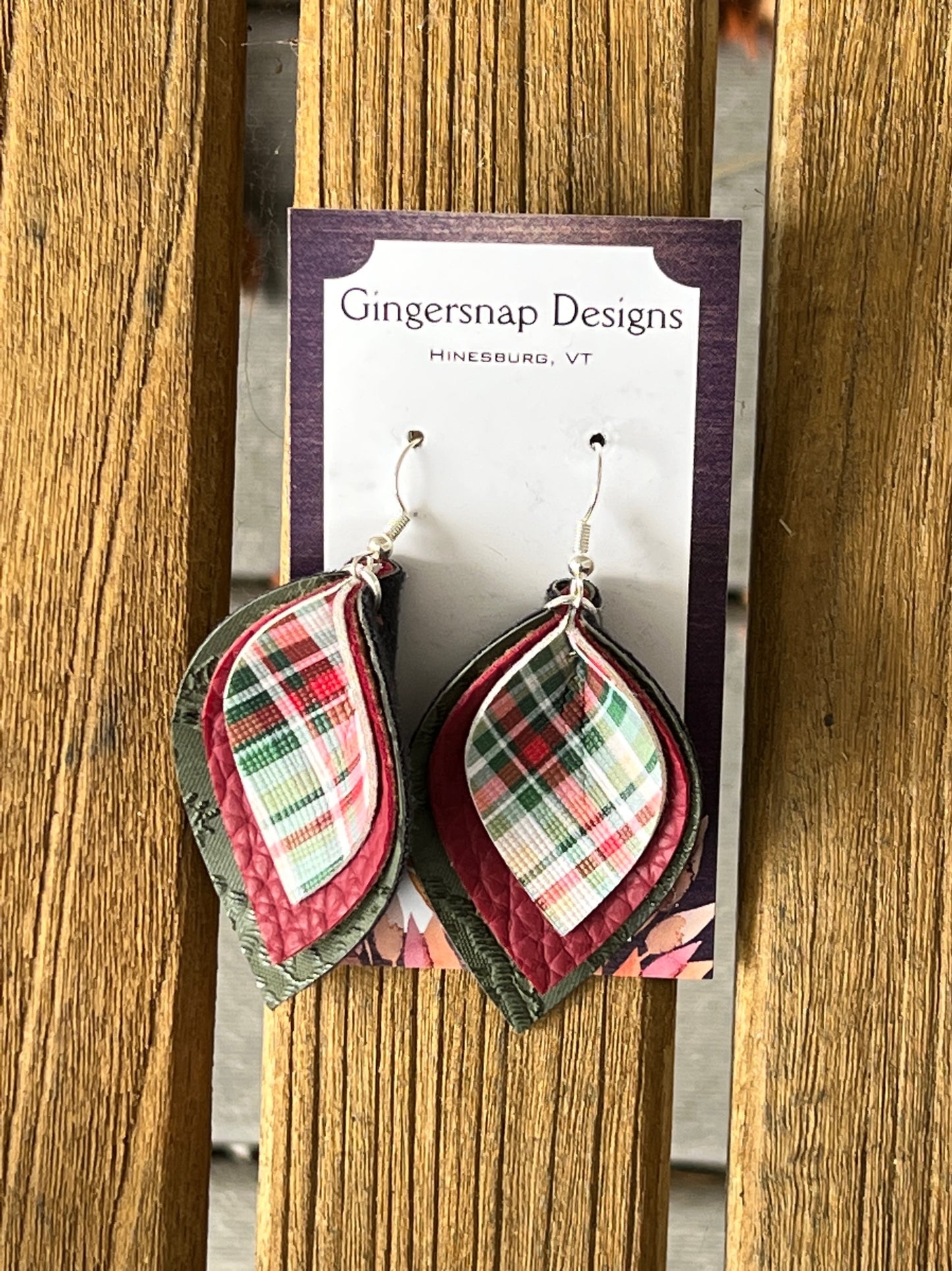 Medium curved holiday plaid